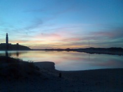 anochecer faro